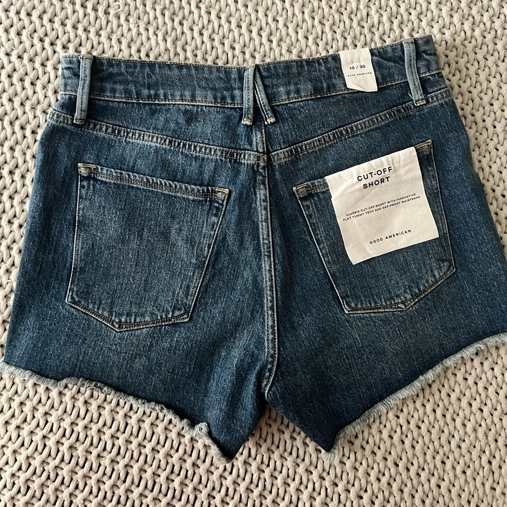 Good American Fold Over Cut-Off Short - Picture 5 of 12